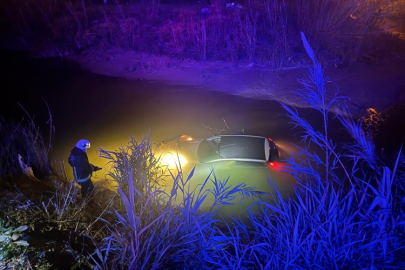 Seyir halindeki otomobil dereye uçtu: Şoför yaralı