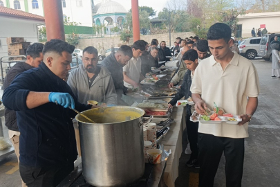 Ilıca'da bayram namazına gelenlere kahvaltı ikramı yapıldı