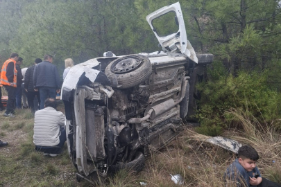 Gençlerde hafif ticari araç şarampole devrildi: 1 ağır yaralı