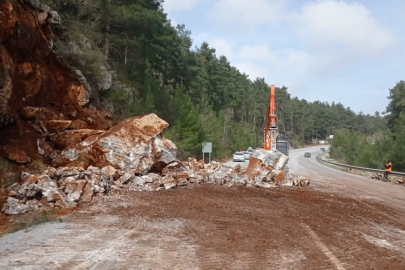 Manavgat-Akseki yolunda ulaşım normale döndü: Dev kayalar kaldırıldı