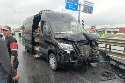 Manavgat’ta korkutan kaza: Otomobil ters yöne girince minibüsle çarpıştı