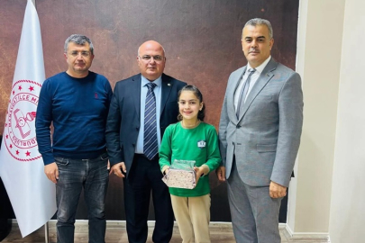 Ali Hakan Öz Antalya birincisi Kumsal Seltuğ’u ödüllendirdi