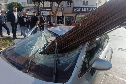 Manavgat'ta korku dolu anlar: Çekicideki demirler otomobile saplandı