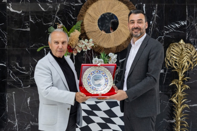 Başkan Vekili Mehmet Çiçek'ten Hasan Özden Ağa'ya plaket