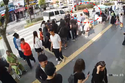 Yaya geçidinde anne ve kızına çarpan motosikletli kaçtı