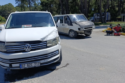 Manavgat Sorgun Bulvarı'nda iki minibüs çarpıştı: Sürücüler yaralandı