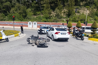 Antalya Caddesi kavşağında kaza: 2 genç yaralandı