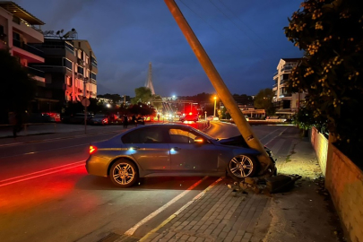 Mimar Sinan Caddesi’nde otomobil direğe çarptı: 1 yaralı