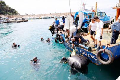 Kaleiçi Yat Limanı’nda deniz dibinden 5 ton çöp çıktı