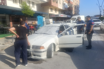 Kırmızı ışıkta bekleyen araç patlamanın ardından alev aldı