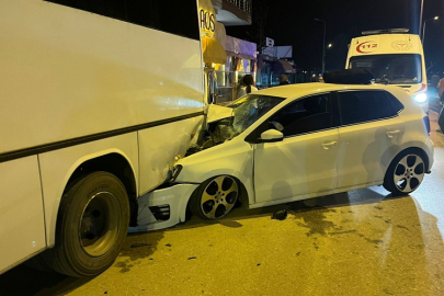 Park halindeki araçlara çarpan sürücü otomobilini bırakıp kaçtı