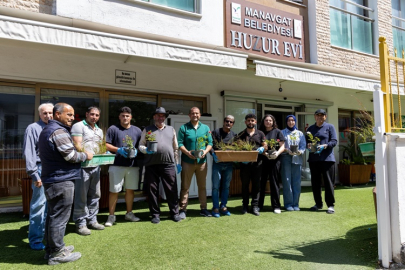 Üniversiteli gençler ve huzurevi sakinleri çiçek dikiminde buluştu