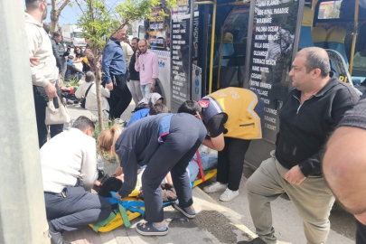 Cumhuriyet Bulvarı’nda minibüs park halindeki araçlara çarptı: 4 yaralı