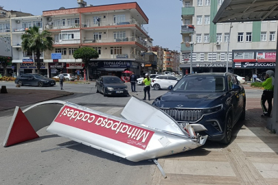 Demokrasi Bulvarı’nda otomobil caddenin tabelasını devirdi