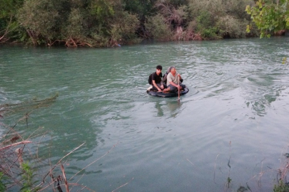 Adacıkta mahsur kalan 2 çocuk ırmaktan şambrel ile kurtarıldı