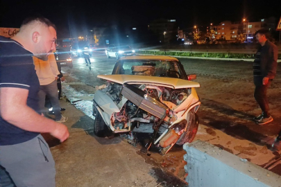 Bariyerlere çarpan otomobilin sürücüsü kayıplara karıştı