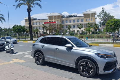 Motosiklet  yayalara yol veren otomobile çarptı