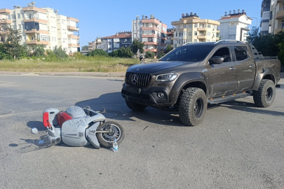 Yunus Emre Caddesi’nde kamyonet, motosiklete çarptı