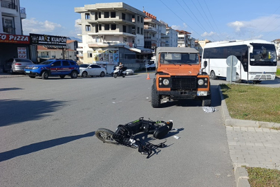 Manavgat Sarılar'da tur aracı motorlu bisiklete çarptı