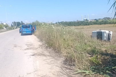 Hafif ticari araç ekin tarlasına uçtu
