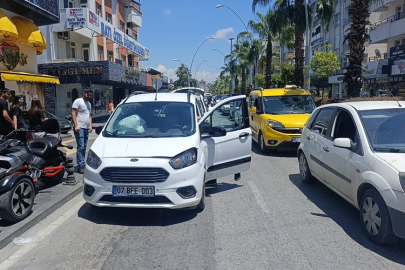 İbrahim Sözen Caddesi'nde hafif ticari araçlar çarpıştı