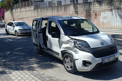 Seyir halindeki hafif ticari araç  park halindeki otomobil çarptı