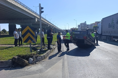 Kaldırıma çarpan otomobil yolda ters döndü