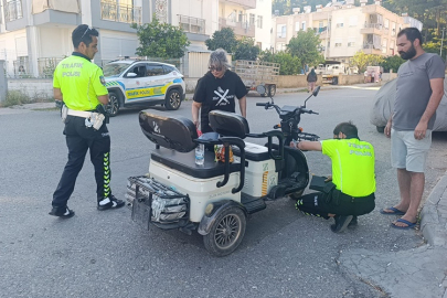 Manevra yapan motorlu bisiklet elektrikli bisiklete çarptı