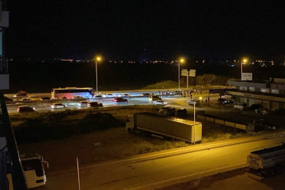 Direksiyon hakimiyetini kaybetti, otomobili ile bariyerleri parçaladı