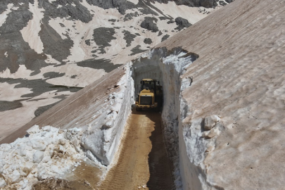 Gündoğmuş yayla yollarında karla kaplı yollar açılıyor