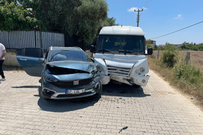 Çeltikçi Mahallesi'nde okul servisi otomobile çarptı: 9 yaralı
