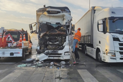 Araç içerisinde sıkışan kamyon sürücüsü yaralandı