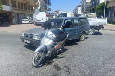 Yunus Emre Caddesi’nde motosiklet otomobille çarpıştı